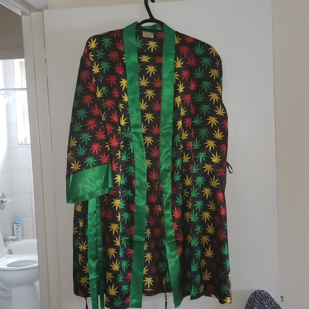 Silk Cannabis Robe - Picture 2 of 4